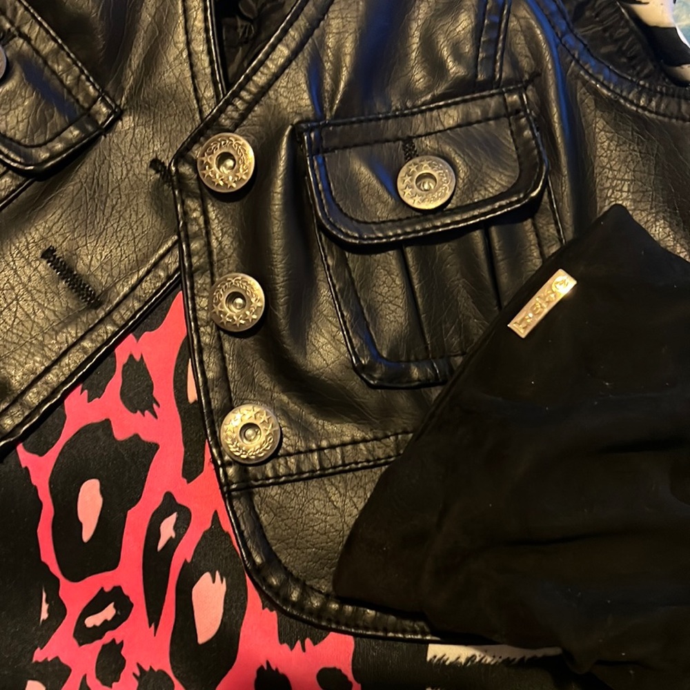 Out fit to go or separate  Black leather vest and stretch pencil skirt ☺️💕🖤✨